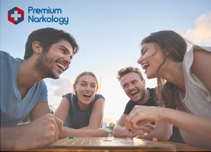 Профилактика алкоголизма Группа людей играют в настольную игру